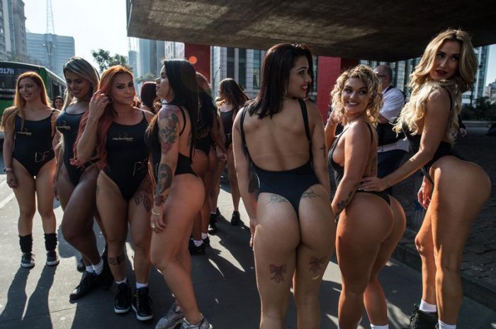 Les candidates de Miss Bumbum 2017 défilent en maillot de bain dans les rues de São Paulo