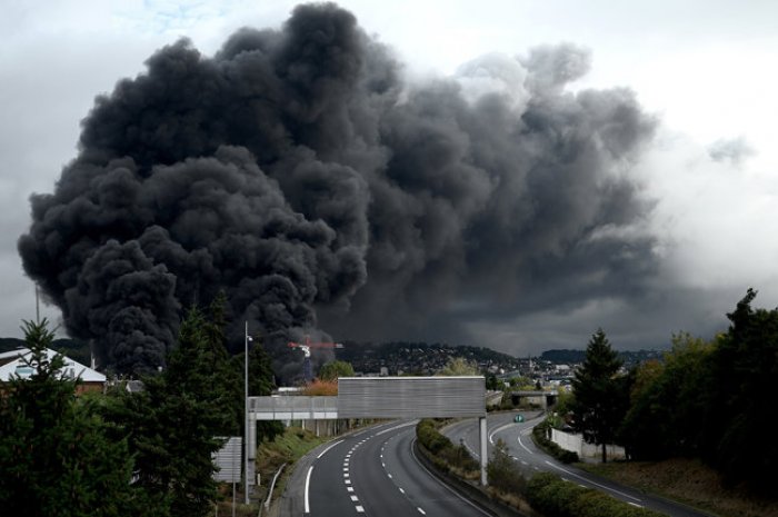 Les volutes de fumée noire qui planaient au dessus de Rouen après l'incendie