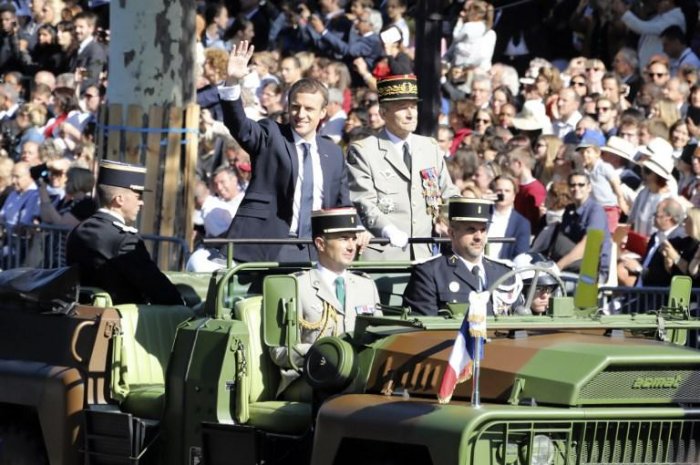 Le président français défile sur les Champs-Elysées