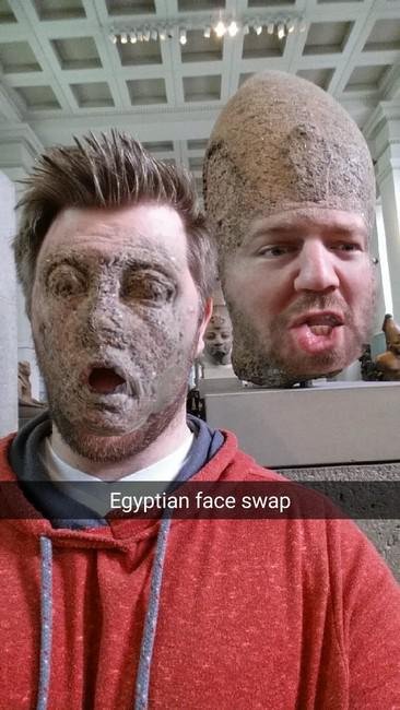 Les face swaps hilarants (et flippants) d'un homme avec des statues du British Museum!