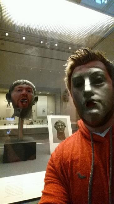 Les face swaps hilarants (et flippants) d'un homme avec des statues du British Museum!