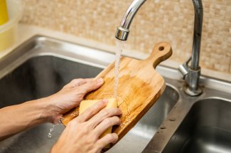 Ustensiles en bois : 6 astuces pour les nettoyer sans les abimer