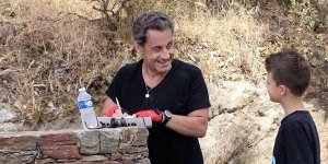 En vacances, Nicolas Sarkozy signe un autographe sur l'emballage... d'un tube de crème !