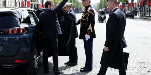 Emmanuel Macron : qui est l'homme à la mallette qui suit toujours le président ? 