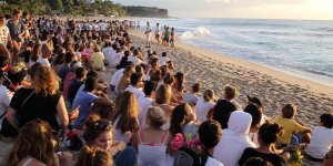 Attaque de requin : les Réunionnais rendent hommage à Elio, 13 ans