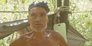Il vit complètement nu pendant 29 ans sur une île déserte
