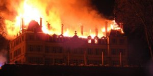 VIDÉO Ain : un château ravagé par un impressionnant incendie