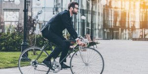 Auto : dépasser un vélo pourrait bientôt coûter très cher