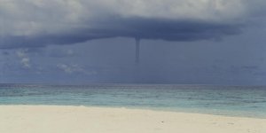 VIDEO Antibes : une "mini-tornade" surprend les vacanciers à la plage