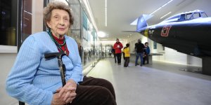 A 93 ans, elle refuse une distinction de Manuel Valls en solidarité contre la loi Travail