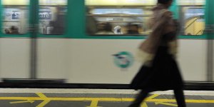 VIDÉO Métro de Paris : la galère de passagers obligés de marcher sur les voies