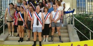 Des élus de Seine-Saint-Denis posent en sous-vêtements pour protester contre l'austérité