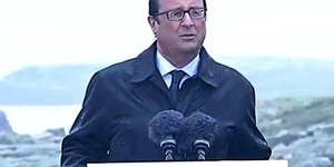 Pourquoi François Hollande a-t-il prononcé son discours sous le déluge sans parapluie ?