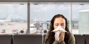 Grippe ou gastro : peut-on vous empêcher de prendre l’avion ou le train ?