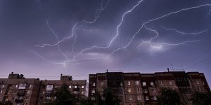 Météo du week-end : une cinquantaine de départements en alerte orages ce samedi