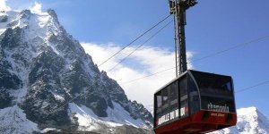 Mont-Blanc : des touristes passent la nuit dans un téléphérique bloqué au-dessus du vide
