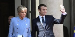 VIDÉO Quand Brigitte Macron s'extasie devant le portrait de son mari
