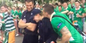 VIDEO Quand des supporters irlandais draguent une policière française