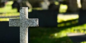 Morbihan : une femme décédée reçoit ses impôts... au cimetière