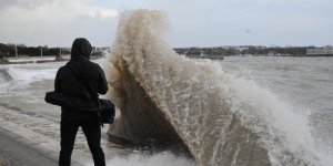 EN IMAGES Impressionnant : des vents violents et des vagues-submersions frappent le littoral 