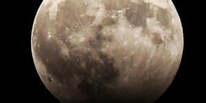 Vous avez raté l’éclipse partielle de la Lune hier ? Voici les photos ! 