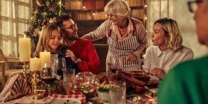 Repas de Noël : 15 jeux sans matériel pour s'amuser en famille