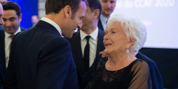 Line Renaud : cette illustre distinction que lui a remise Emmanuel Macron 