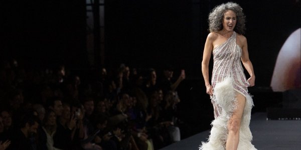 Andie MacDowell : la sublime star de 64 ans a défilé pour L'Oréal à Paris