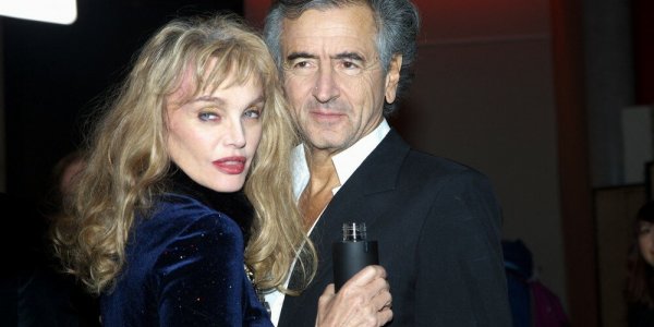 Arielle Dombasle et Bernard-Henri Lévy : leurs plus belles photos de couple