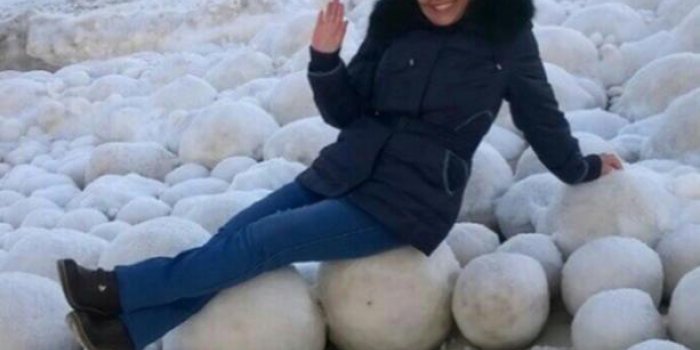 VIDÉO De mystérieuses boules de neige apparaissent sur une plage russe