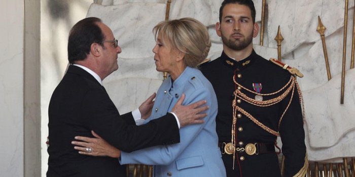 François Hollande et Brigitte Macorn s'embrassent lors de la passation de pouvoir à l'Elysée