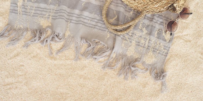 Plage : connaissez-vous cette astuce pour éviter le sable sur votre serviette ?