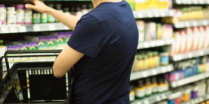 Supermarché : les produits placés en bas des rayons sont-ils vraiment les moins chers ? 
