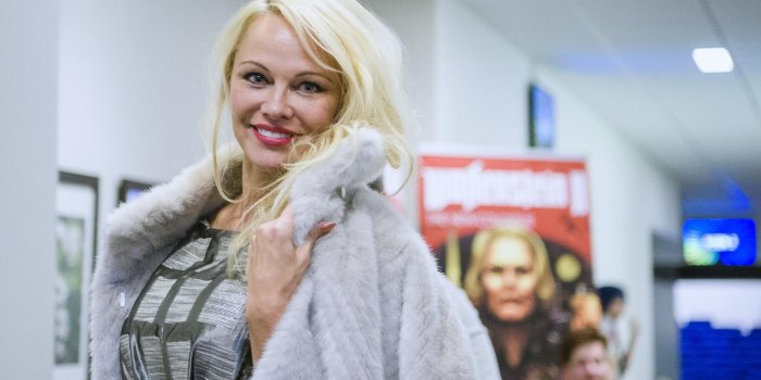En couple avec Adil Rami, Pamela Anderson est "heureuse de vivre en France"