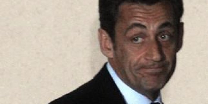 Nicolas Sarkozy aurait broyé tout le courrier reçu pour François Hollande !