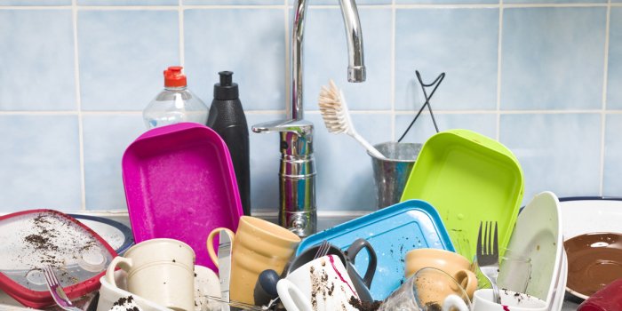 Vaisselle à la main : 3 astuces pour la faire plus rapidement