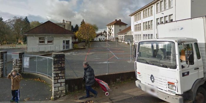 Le bureau de vote de la rue des Roses de Besançon (Doubs) a été évacué momentanément ce dimanche 23 avril. En cause, un véhicule abandonné après s'être encastré dans un muret en face de l'entrée du bâtiment. Le vote a pu reprendre dans la matinée.