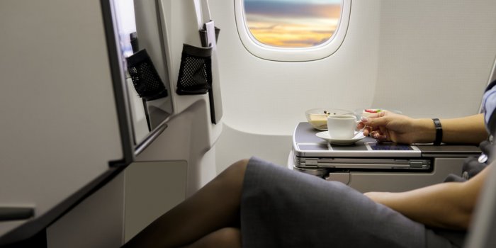 Voyage en avion : pourquoi vous devriez éviter de boire du thé