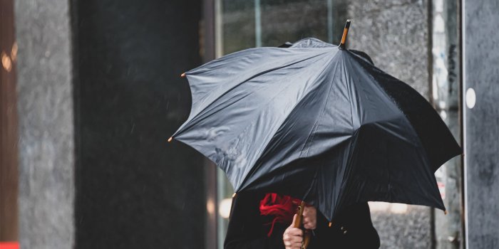 Orages : risque-t-on de se prendre la foudre en utilisant un parapluie ?