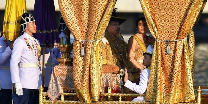 Confiné dans un hôtel avec son harem de 20 femmes, le roi de Thaïlande déclenche une polémique