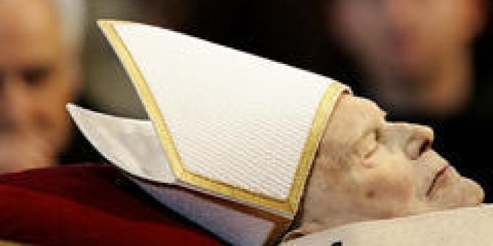 Italie : des satanistes soupçonnés d’avoir volé le sang de Jean-Paul II