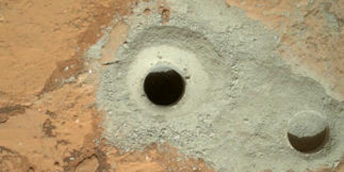 Curiosity : le robot récupère un échantillon de roche martienne