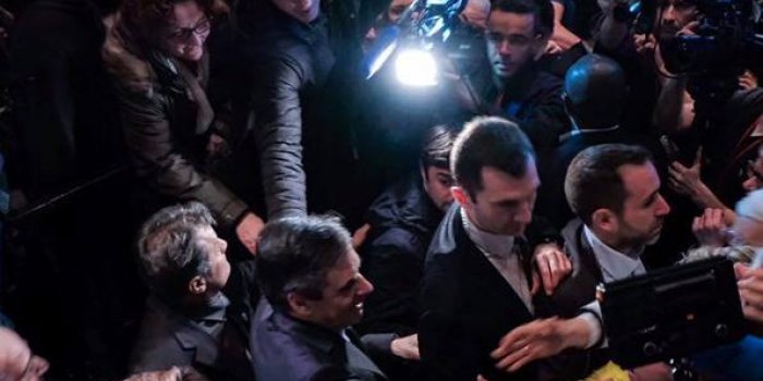 Violences, insultes... : le dur métier des journalistes dans les meetings de François Fillon