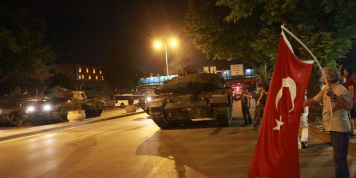Tentative de coup d'Etat en Turquie : de nombreux morts, la situation toujours confuse 