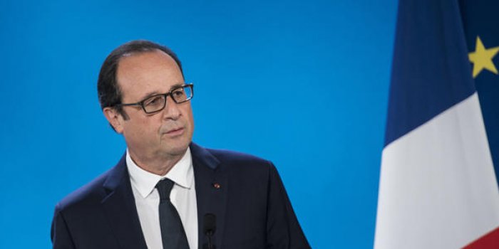 Hollande reçoit en cadeau un vêtement surprenant