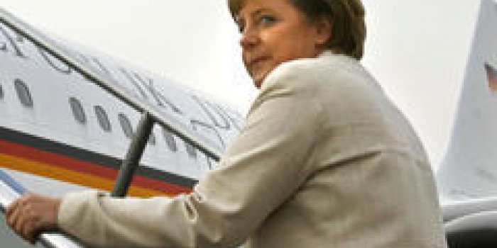 Drogué, un culturiste fait la fête en slip dans l’avion d’Angela Merkel 