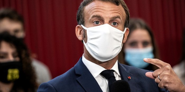 VIDEO "Je m’étrangle" : Emmanuel Macron s’étouffe avec son masque 