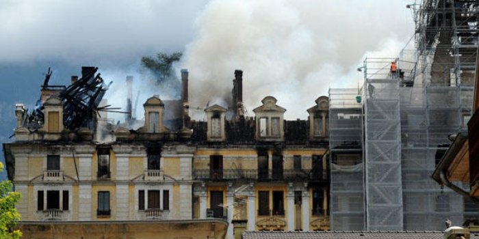 Aix-les-Bains : l'ancien h&ocirc;tel &quot;le Bernascon&quot; en feu