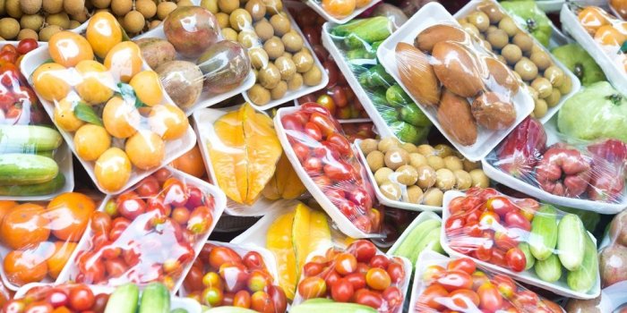 Supermarch&eacute;s : ces fruits et l&eacute;gumes ne seront plus vendus sous plastique