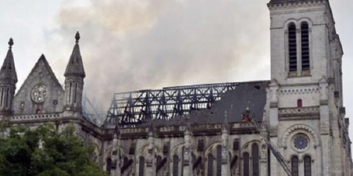 Basilique de Nantes : les images des d&eacute;g&acirc;ts consid&eacute;rables de l'incendie 